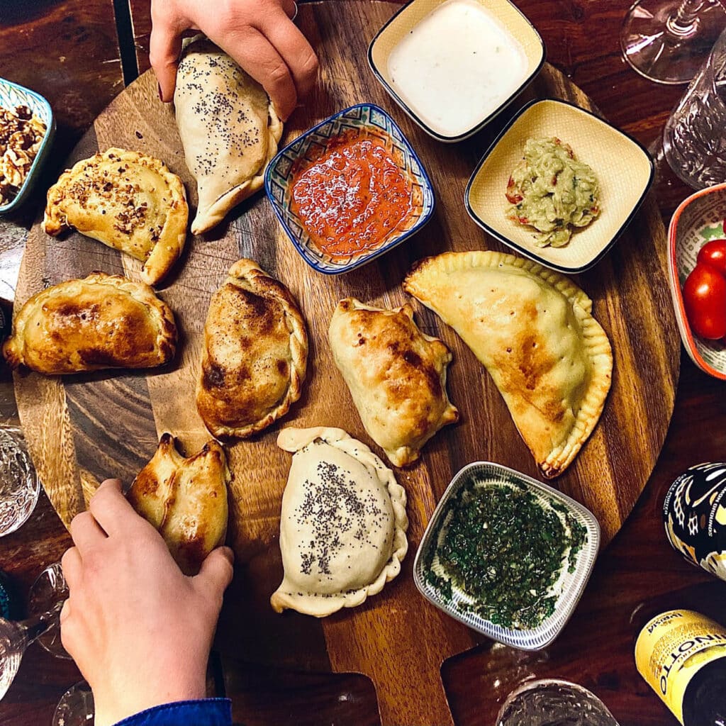 pouliční speciality v Jižní Americe arepas empanadas