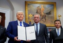 Trump podepsal exekutivní příkaz, který má dramaticky snížit ceny léků