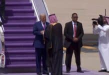 Trump přiletěl do Rijádu, kde zahajuje návštěvu tří zemí Perského zálivu