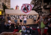 Tisíce lidí v Srbsku zablokovaly ulice. Reagovaly na zatýkání protivládních demonstrantů