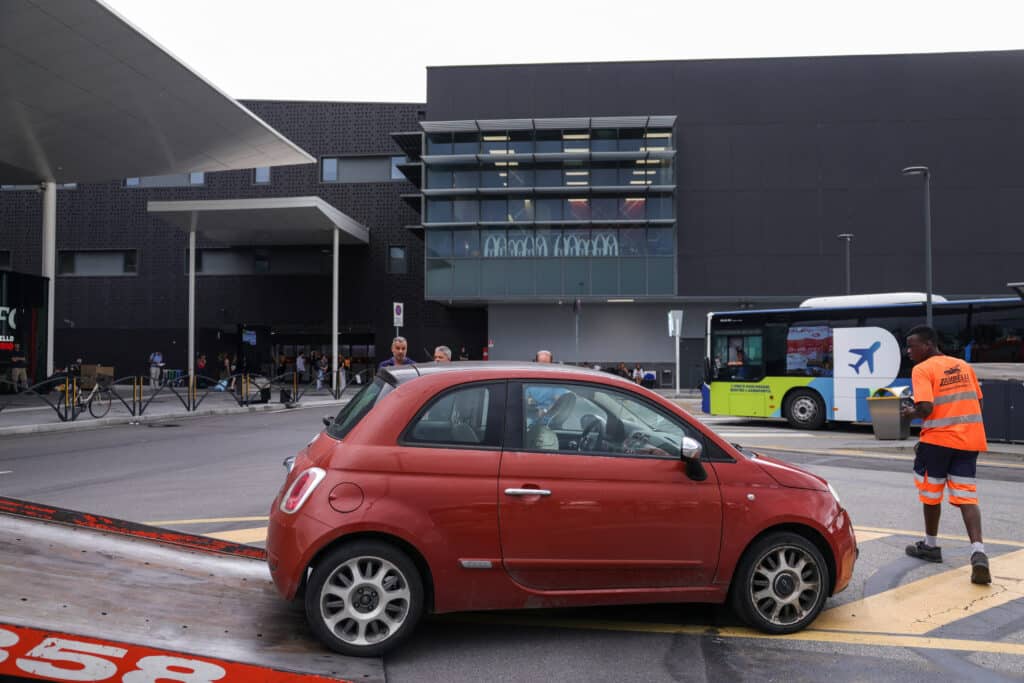 Na letišti v Bergamu zemřel muž. Byl vtažen do motoru letadla.