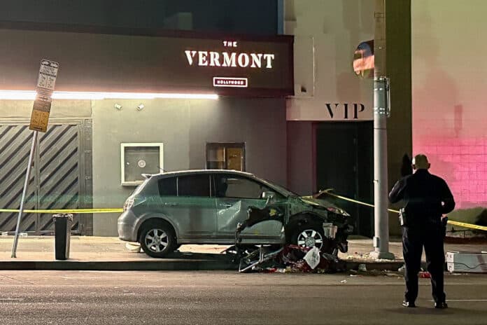Auto vjelo do davu před klubem v Los Angeles, desítky zraněných