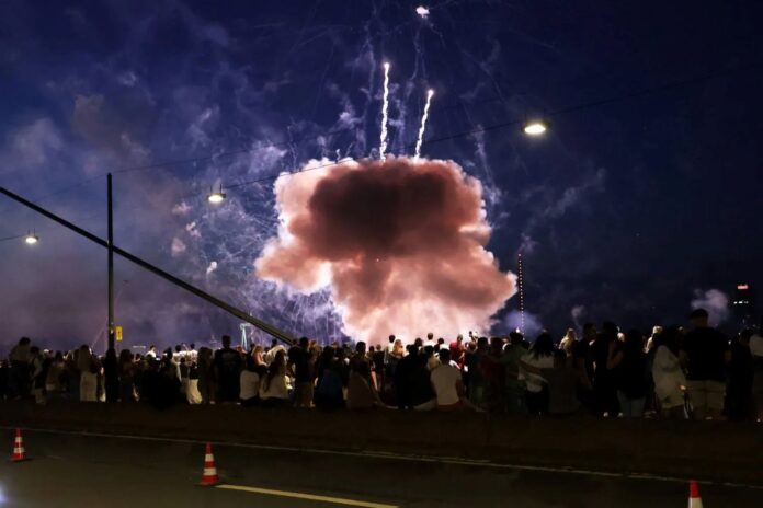 Po brzkém odpálení ohňostroje bylo v německém Düsseldorfu zraněno 19 lidí