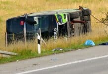 Nehoda dálkového autobusu na severu Německa si vyžádala 20 zraněných
