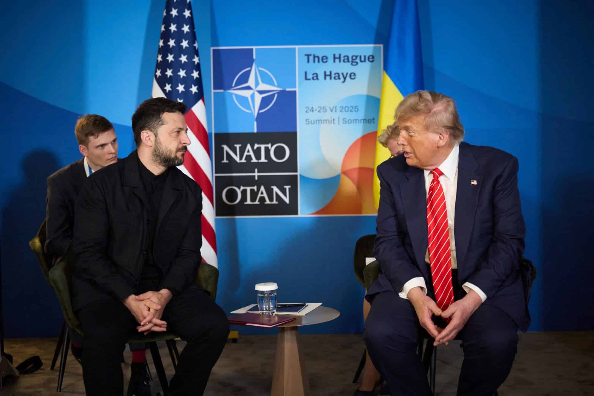 Trump bude v pátek mluvit se Zelenským o pozastavení zbrojních dodávek