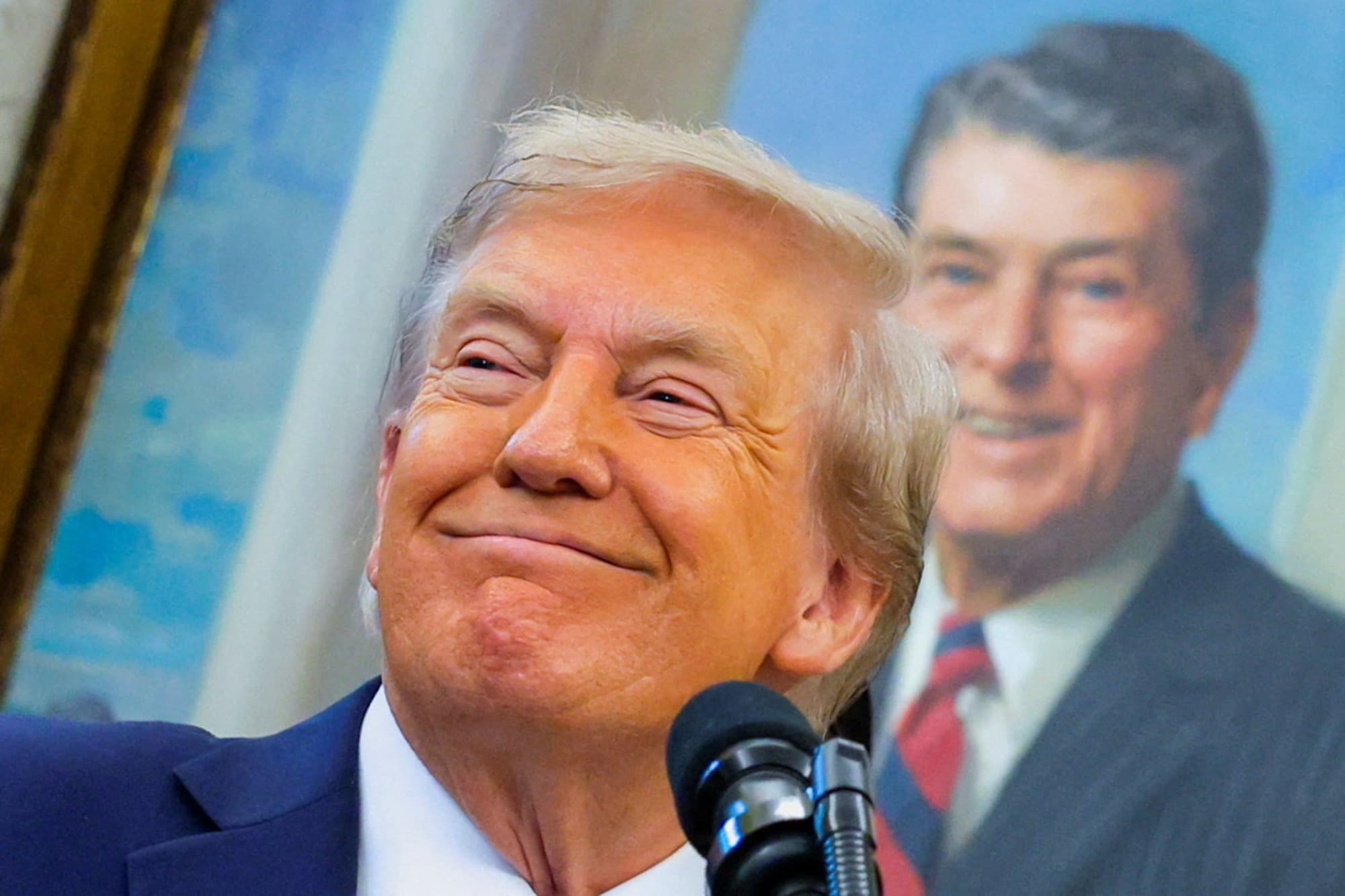 KOMENTÁŘ: Začala paralýza federální vlády USA. A Trump si dost možná mne ruce