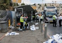 Teroristický útok na autobusové zastávce v Jeruzalémě si vyžádal nejméně šest mrtvých