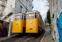Tři lidé zahynuli a na 20 utrpělo zranění při havárii lanovky v Lisabonu