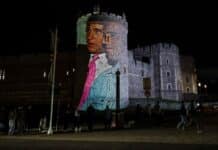 Aktivisté promítali na hrad Windsor fotografie Trumpa s Epsteinem