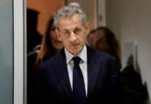 Bývalý francouzský prezident Sarkozy nastupuje do vězení La Santé