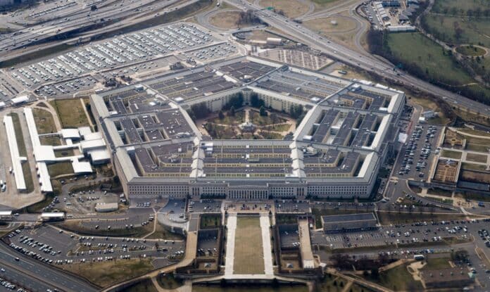 Pentagon přijal anonymní dar ve výši 130 milionů dolarů na výplaty vojáků