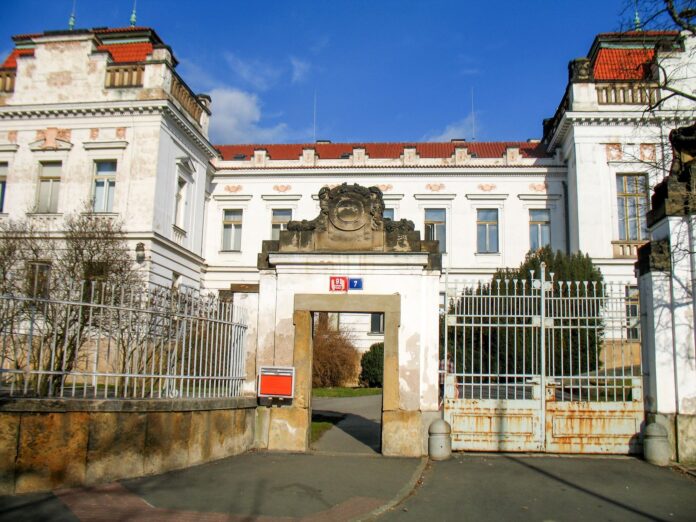 Primář psychiatrické nemocnice v pražských Bohnicích Jiří Švarc rezignoval po opakovaném útěku pacienta Yaroslava Yarynycha, který v minulosti zavraždil muže a napadl několik dalších lidí. Soud nyní rozhodl, že muž půjde do vazby.