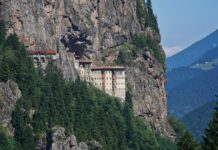 Navštivte starobylý klášter Sumela v Turecku visící uprostřed kolmé skály