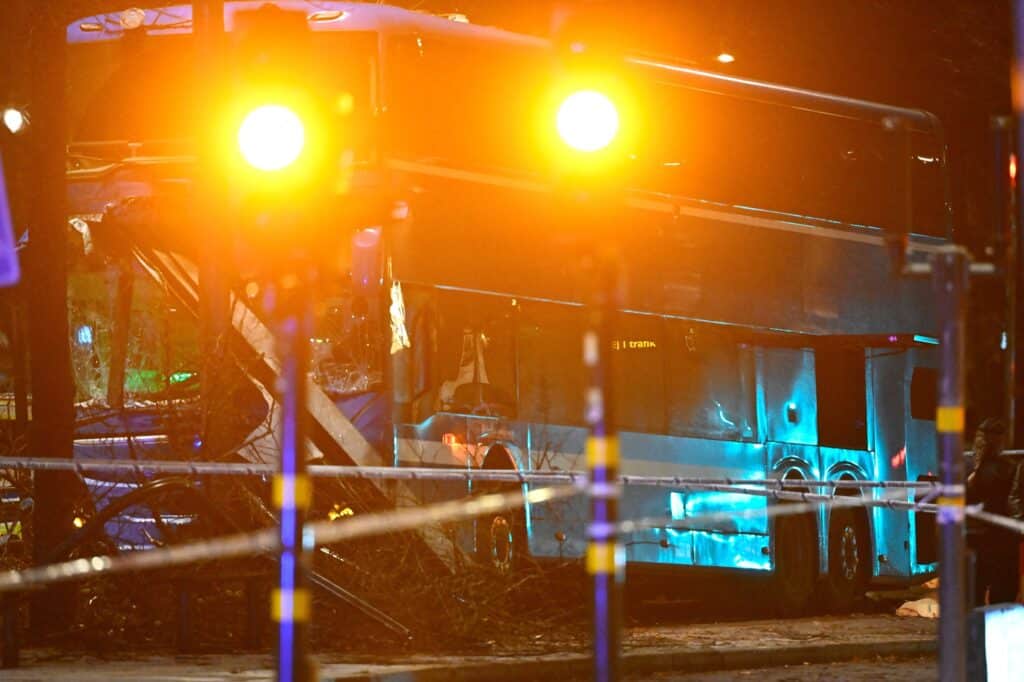Autobus ve Stockholmu narazil do zastávky a smetl cestující