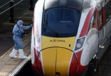 Útok nožem ve vlaku v Anglii podle policie patrně nebyl teroristickým činem