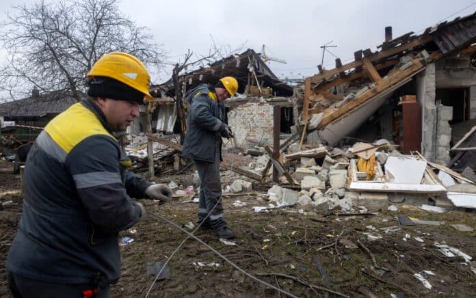 Přes milion domácností v Kyjevě a okolí má po ruských útocích opět elektřinu