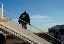 USA nabízejí migrantům vánoční bonus za dobrovolný odjezd ze země USA nabízejí migrantům vánoční bonus za dobrovolný odjezd ze země