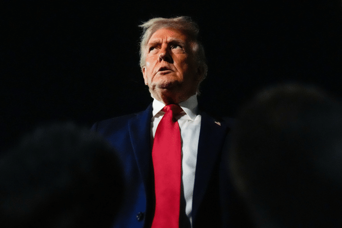 KOMENTÁŘ: Prodávejte Ameriku. Novému trendu na investičních trzích se v USA smějí