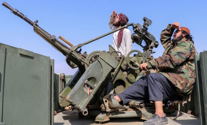 Pákistán obnovil vojenské operace proti Afghánistánu, oznámil Islámábád