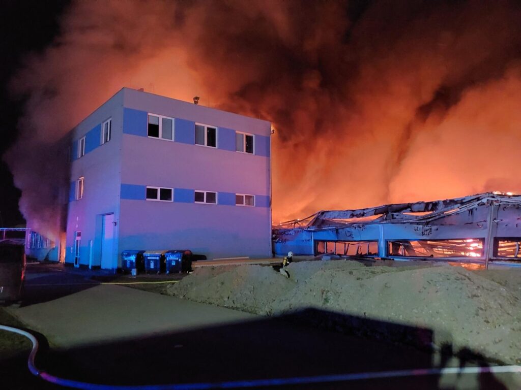 Soud řeší další vazbu v případu požáru zbrojovky v Pardubicích