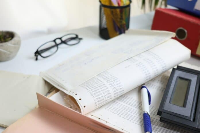 Finanční dokumenty a kalkulačka. Ilustrační foto: Cht Gsml / Unsplash
