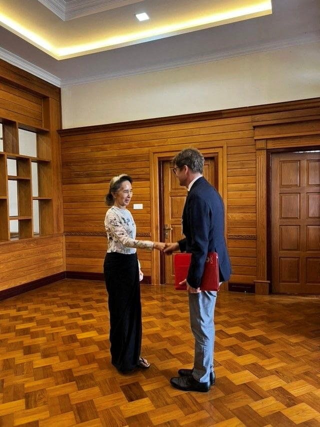 Expremiérka Myanmaru Su-Ťij se poprvé se zástupci Červeného kříže